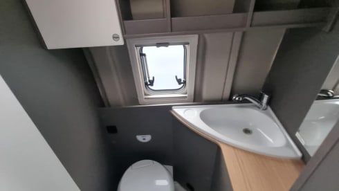 Luxe LMC buscamper voor twee met automaat en panoramadak