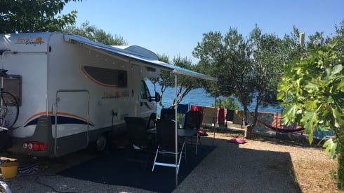Beautiful spacious family motorhome for 6 people with air conditioning