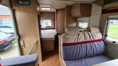 Comfortable and luxurious camper (4 persons)