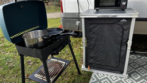 Henry – Trendy, 2-3 person off grid camper bus, suitable for all seasons!