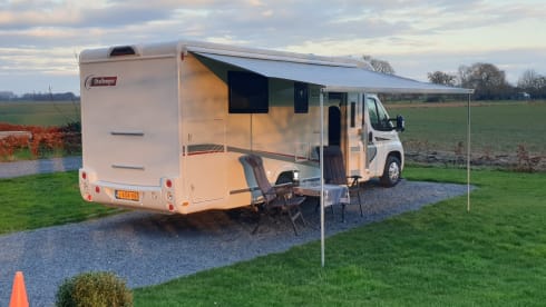 Very luxurious, spacious and comfortable camper with Queen size bed, super complete!