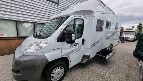 Fully equipped neat Pilote camper semi-integrated