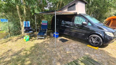 Black Viany – 2p Mercedes-Benz Viano campervan from 2010