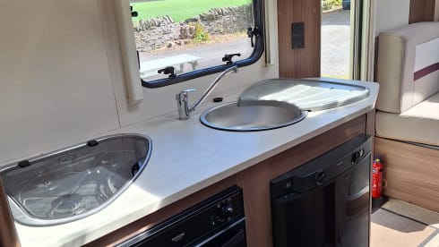 Hamish – Hamish - Scottish Luxury - Spacious 4 Berth Renault Luna 2018