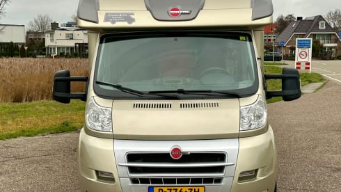 5p Bürstner With single beds and electric fold-down bed