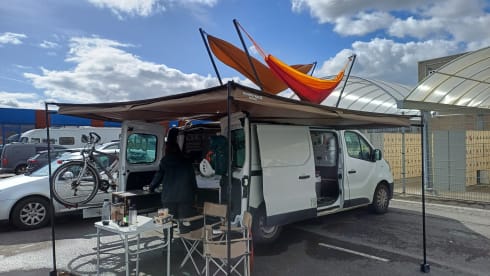 Zelfbouwcamper met dakhangmatten – 2p Renault campervan from 2015