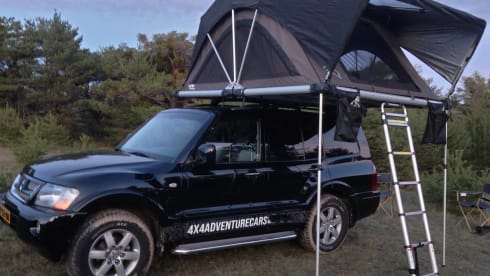 4x4 Mitsubishi Pajero with large roof tent