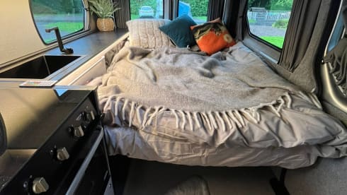 Van Damme – Renault traffic LWB luxury campervan ( 2 adults & pet friendly  )