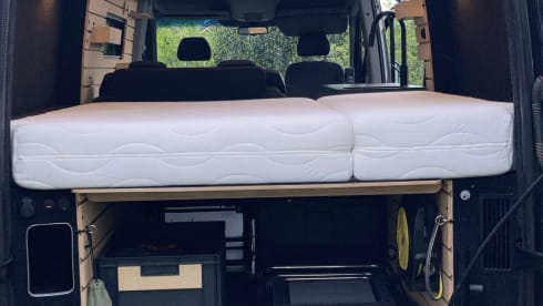 The Beast expeditie camper – 3p Mercedes-Benz bus from 2023