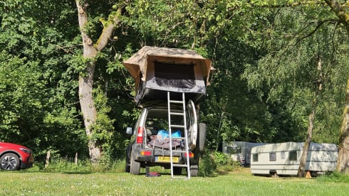 Vivi l'avventura con questa Suzuki Jimny dotata di tenda da tetto!