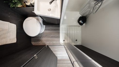 Bavarian Camper 6 – Alcove for 6 people, with stable diesel heating.