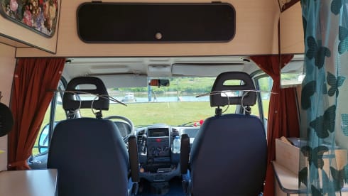 2p attractive, spacious, light Fiat bus camper