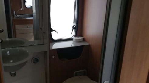 Beautiful 6-person camper, fully equipped, dogs allowed