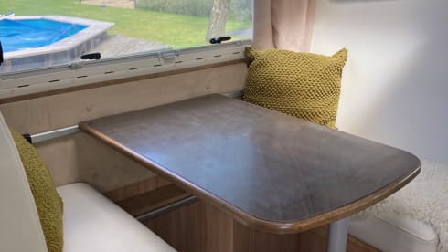 Nice, spacious alcove family camper with lots of light!