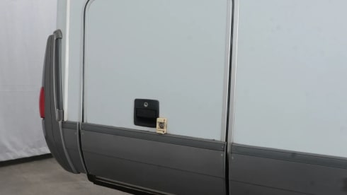 Hymer vast bed – Luxury entrance Hymer B574