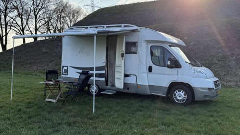 Compact 3P semi-integrated, length bed and free km!