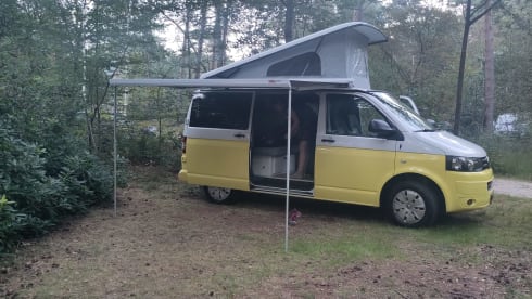 Summer yellow – 4 person campervan with cozy new Woodpecker installation