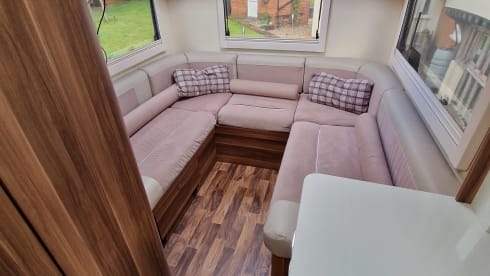 Roly 2 – Roller Team 746 - 6 Berth & 6 Travel seats - Great family vehicle  - Auto