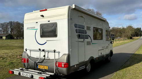 Discover freedom with our fresh Hymer B 584 – with bar layout, lifting bed 