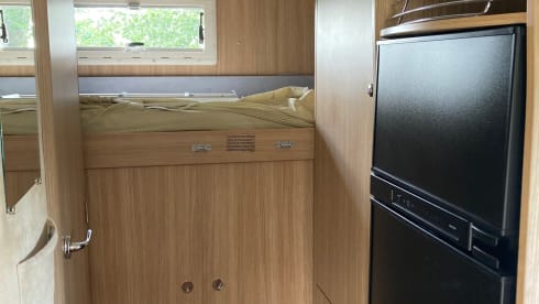 Nice, spacious alcove family camper with lots of light!