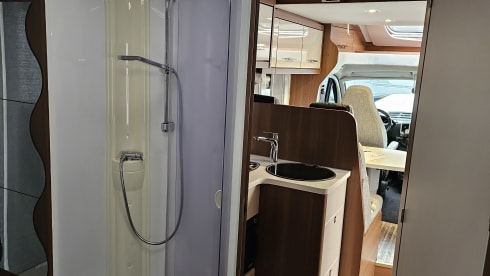 Bertha – Very Luxury, 2 or 4 person LMC semi-integral camper (automatic)