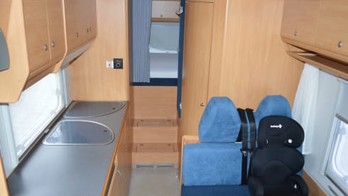 6-person family camper with AIRCO, spacious cross bed and large alcove