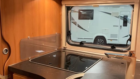 Nirwana – Luxury 2p Hymer from 2015 with fixed Queens bed 