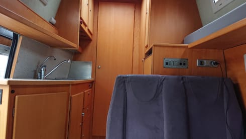 2-person Mercedes-Benz bus from 2003