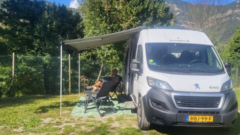 Gloednieuwe compleet uitgeruste off-grid buscamper met lengtebedden