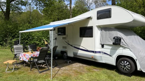 McLouis – Neat 6 person McLouis alcove camper with bunk bed