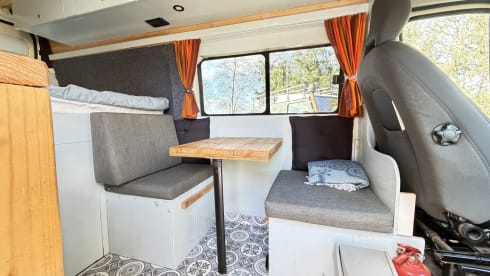 2p Peugeot bus uit 2011 voor een actieve vakantie