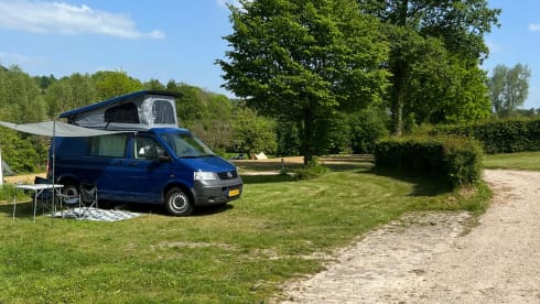 Billy – Cute 4p VW T5 Campervan with pop-up roof and complete equipment