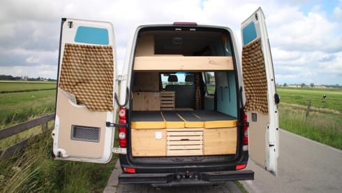 EigenWijze – Unique bus camper, with nice interior