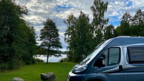 Compact bus camper for 2 adults and max. 2 small children