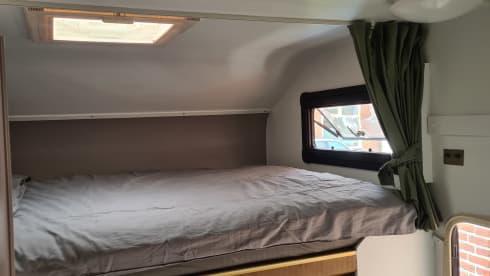 4 person 2.5l Ford transit alcove camper, completely renovated!