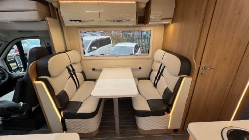 Luxury 6 berth 6 Belted Roller Team Autoroller 747