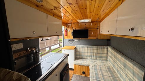 Homely camper 3 berth, 3 seatbelts, fixed bed  – 3 berth Citroën campervan from 2014