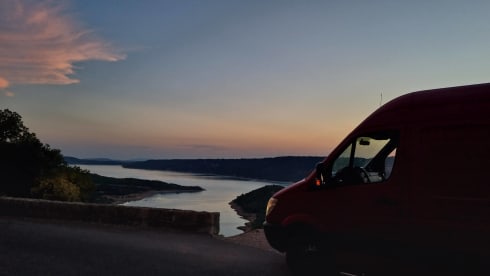 Firefly – The bus camper with a large comfy bed & easy to drive