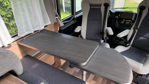 Very new and luxurious 4 person integrated camper Weinsberg CaraCore 650 MEG