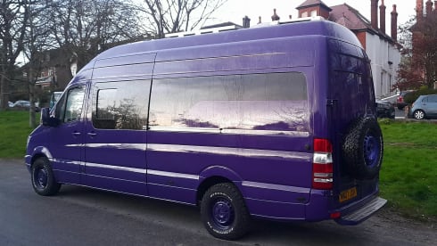 Mo – Fully loaded off-grid sports / touring home