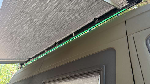 Stoere legergroene Volkswagen Crafter 2015