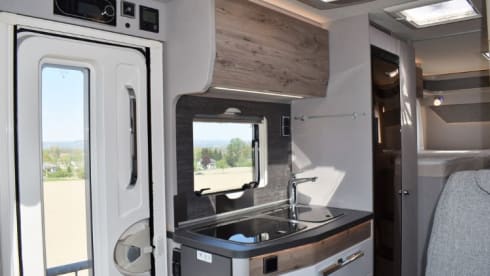 Very nice 4-6p Hymer integrated from 2021