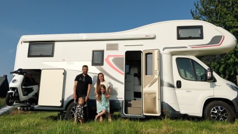 Roller Team Granduca 284 M – luxury alcove mobile home (Automatic!)