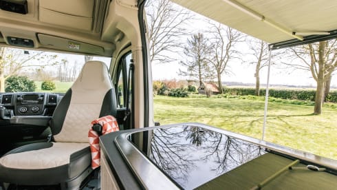 Jackie's hut – Beautiful Peugot Camperbus, 150 HP