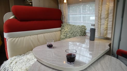 Moonlight – Wonderfully comfortable Bürstner semi-integrated motorhome