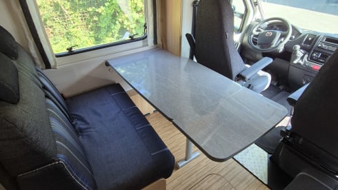 Dethleff camper met inventaris – Dethleff Globe 4 semi-integrated 4 persons