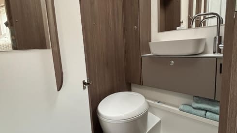 Making Memories 3 – 4persoons Ford Carado T447 half integraal uit 2025 met een Hefbed