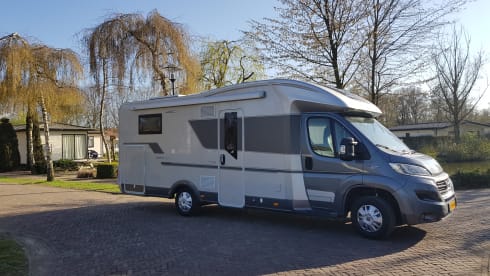 Adriaantje – LUXURY RV with QUEENSBED 4 pers