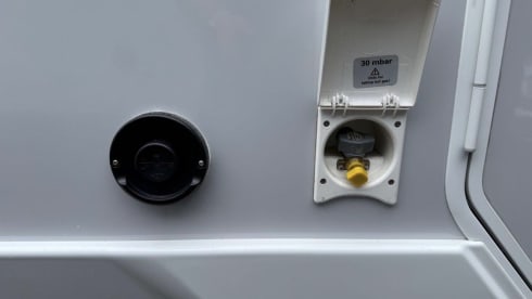 Charlie – High-Spec 5 berth Roller Team Motorhome - Free Wifi & Insurance - 2024