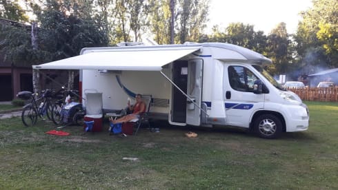 McJaCe – richly equipped 2 person camper with separate shower and toilet